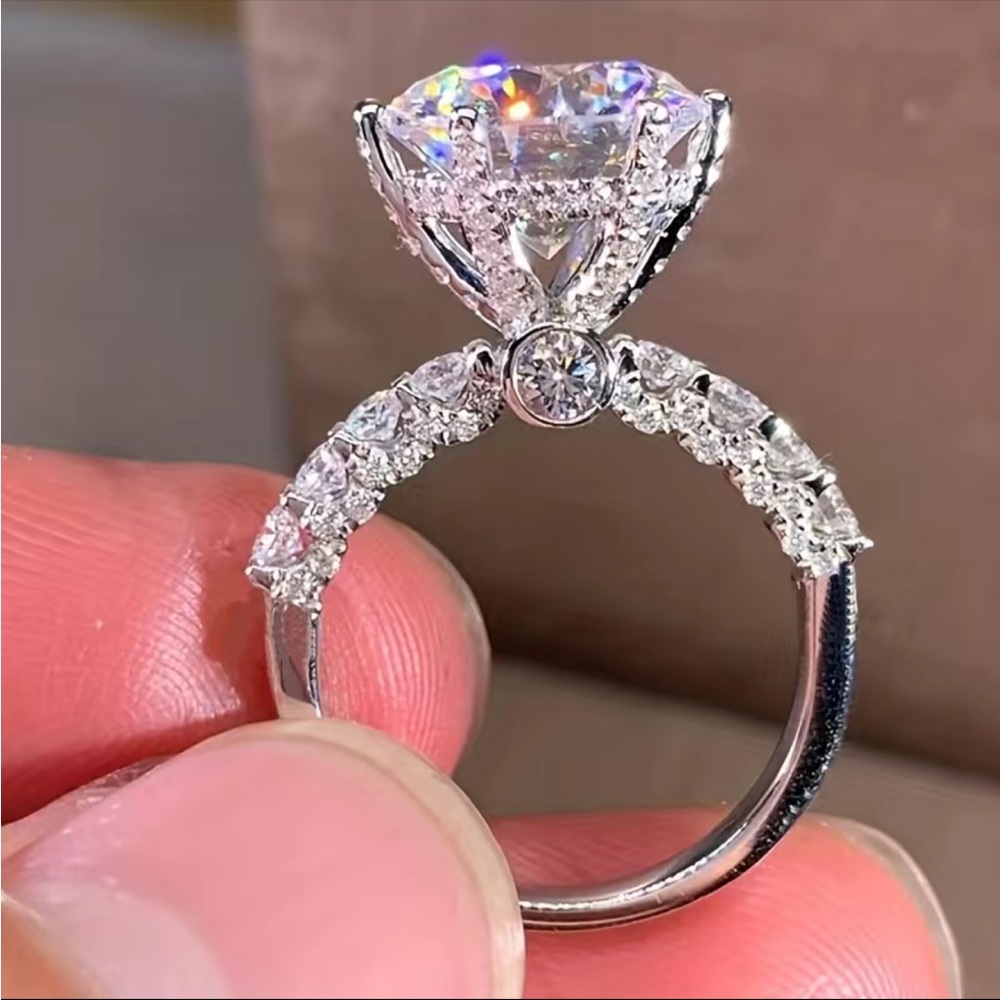 New Women’s 925 Silver Round Cut Diamond Ring - Picture 4 of 5